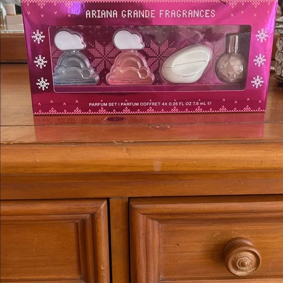 Ariana Grande Perfume Set - Picture 3 of 5